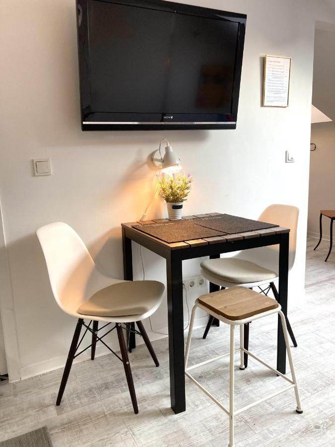 Saarpartments: Adult-only Business & Flats With Netflix