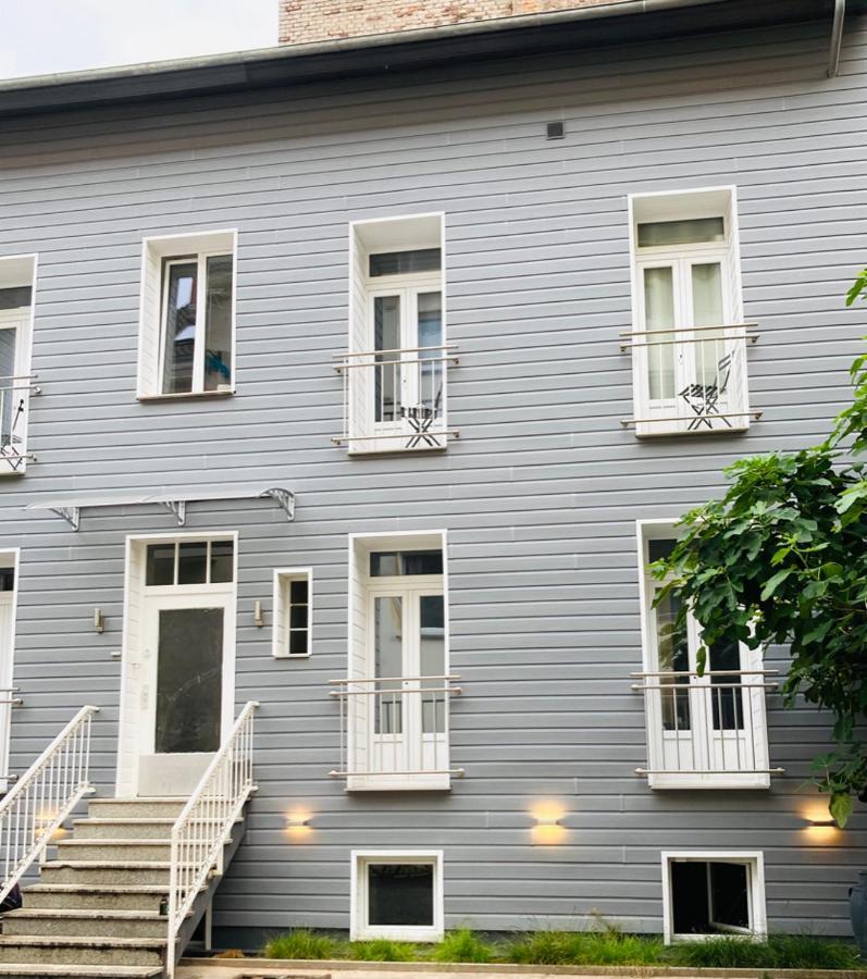 Saarpartments: Adult-only Business & Flats With Netflix Apartment